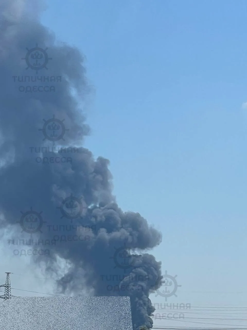 В Одессе очень сильный пожар после ракетного удара