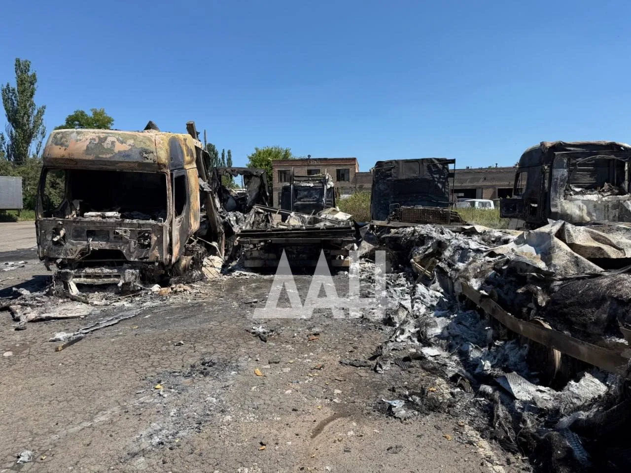 В результате вчерашнего удара ВСУ по стоянке грузовиков в Донецке сгорело 22 фуры