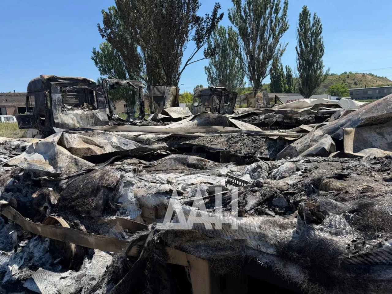 В результате вчерашнего удара ВСУ по стоянке грузовиков в Донецке сгорело 22 фуры