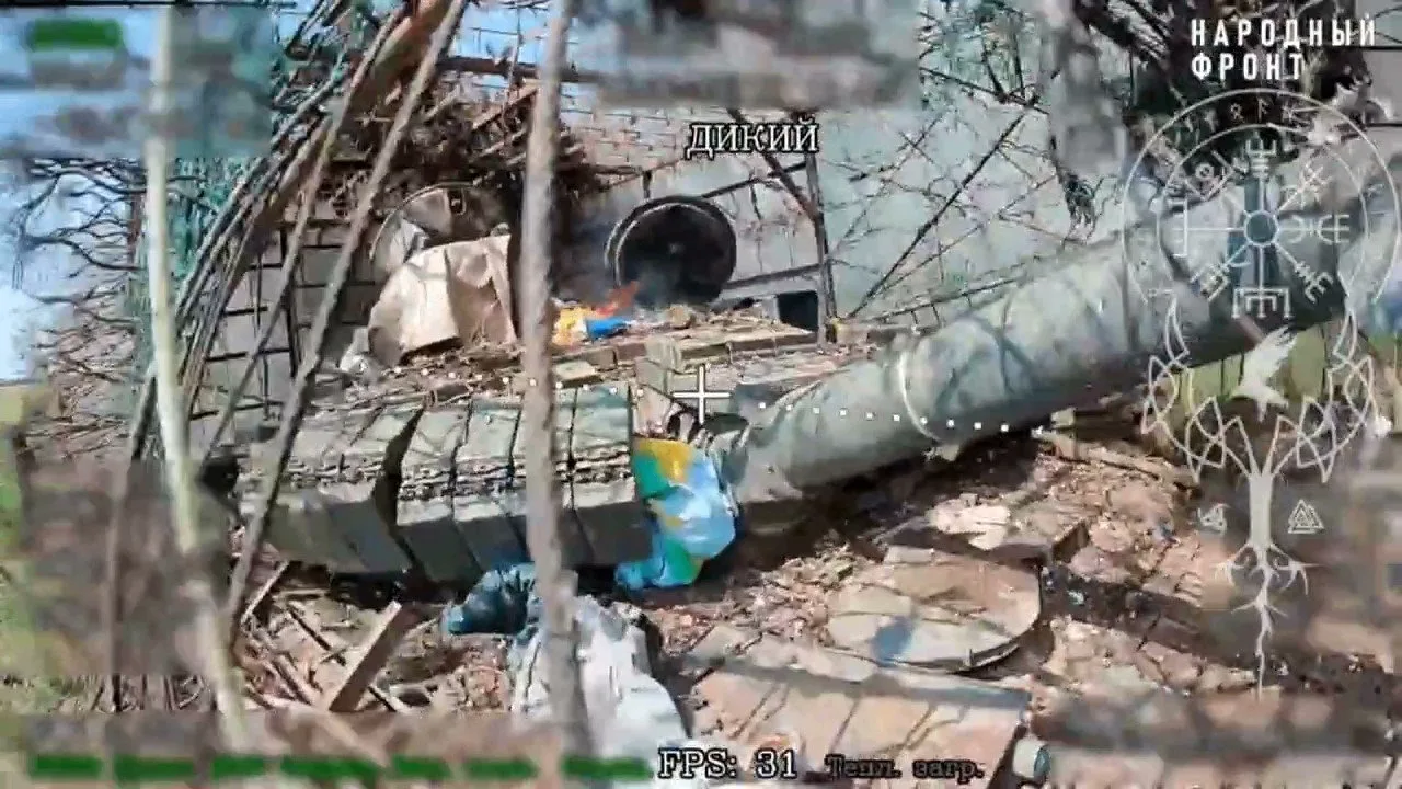 На кадрах - добивание FPV-дронами двух крайне редких образцов бронетехники, стоящих на вооружении ВСУ