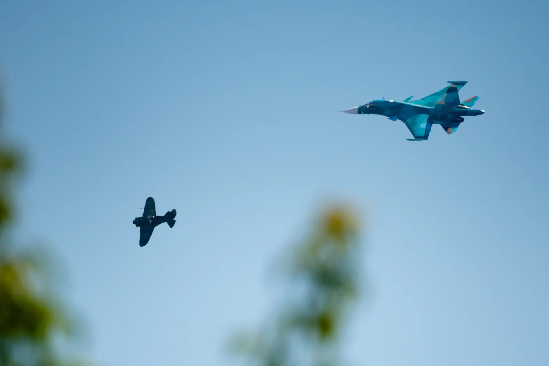 Заводское авиашоу с участием Су-34, И-16 и Як-40 в честь 95-тилетия Новосибирского авиационного завода им. В.П. Чкалова