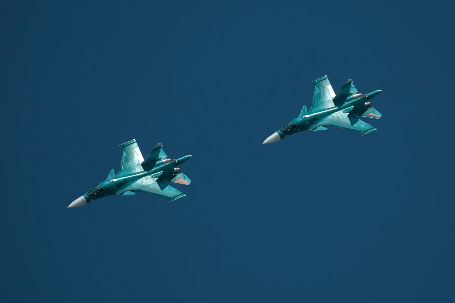 Заводское авиашоу с участием Су-34, И-16 и Як-40 в честь 95-тилетия Новосибирского авиационного завода им. В.П. Чкалова