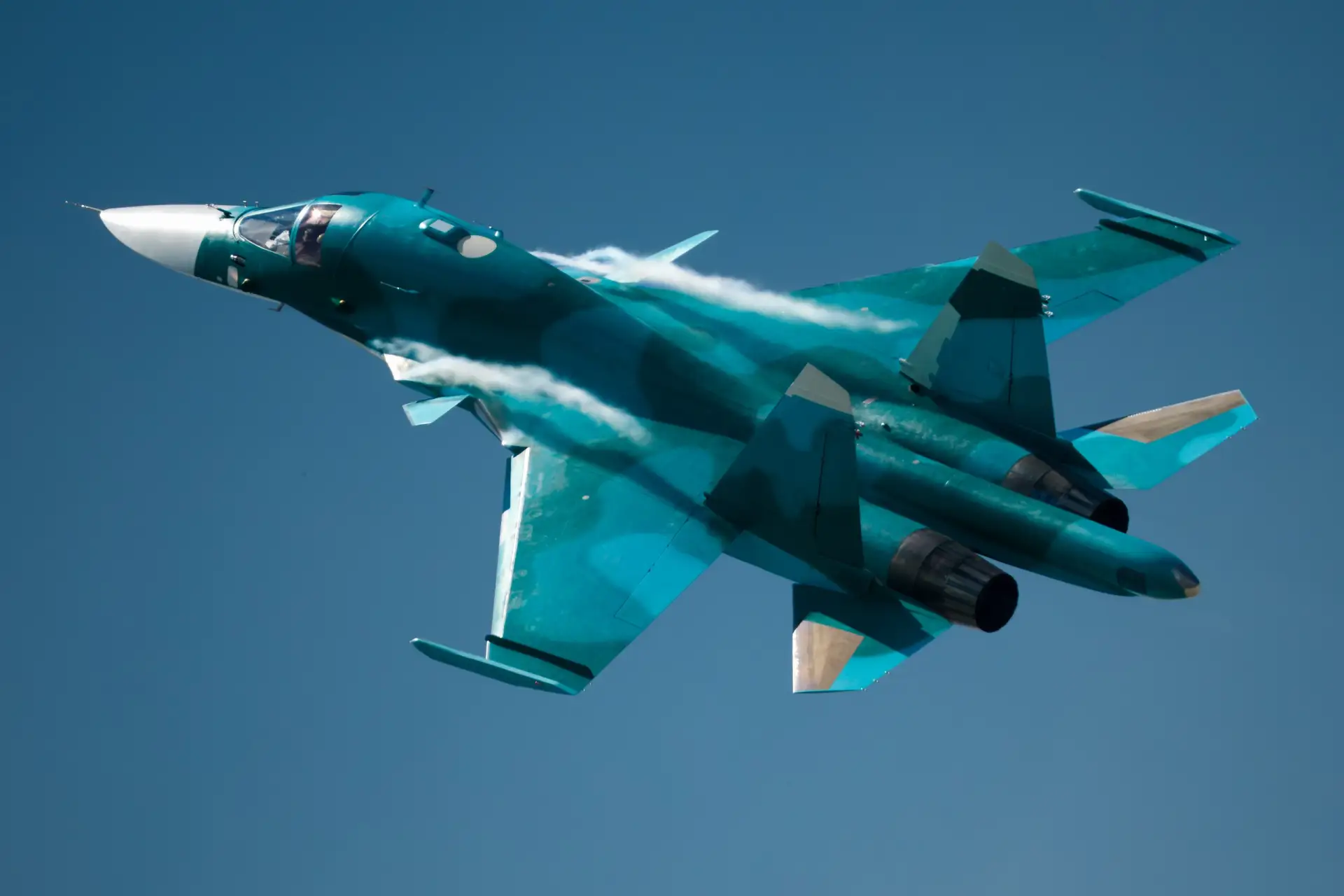 Заводское авиашоу с участием Су-34, И-16 и Як-40 в честь 95-тилетия Новосибирского авиационного завода им. В.П. Чкалова