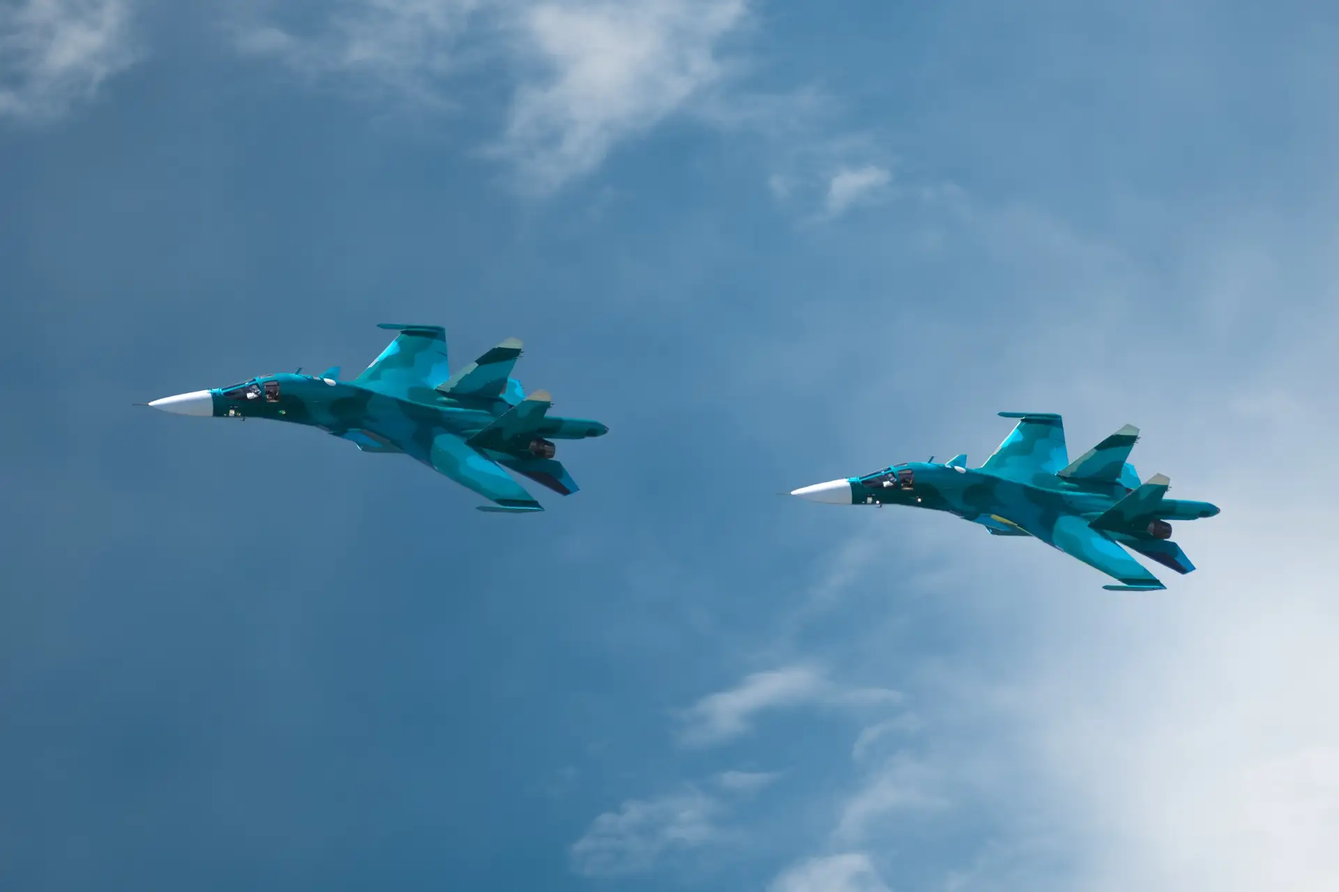 Заводское авиашоу с участием Су-34, И-16 и Як-40 в честь 95-тилетия Новосибирского авиационного завода им. В.П. Чкалова