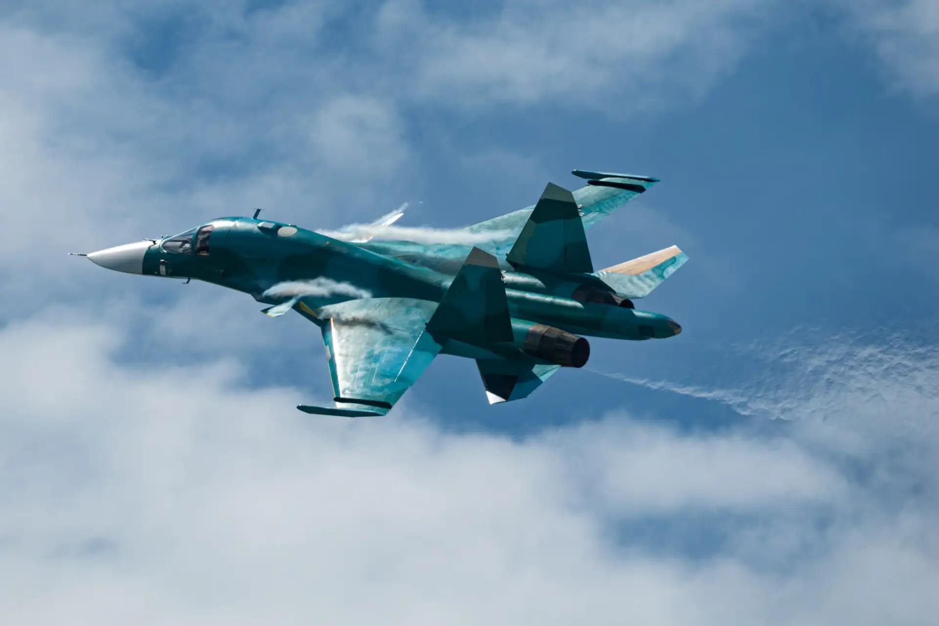Заводское авиашоу с участием Су-34, И-16 и Як-40 в честь 95-тилетия Новосибирского авиационного завода им. В.П. Чкалова