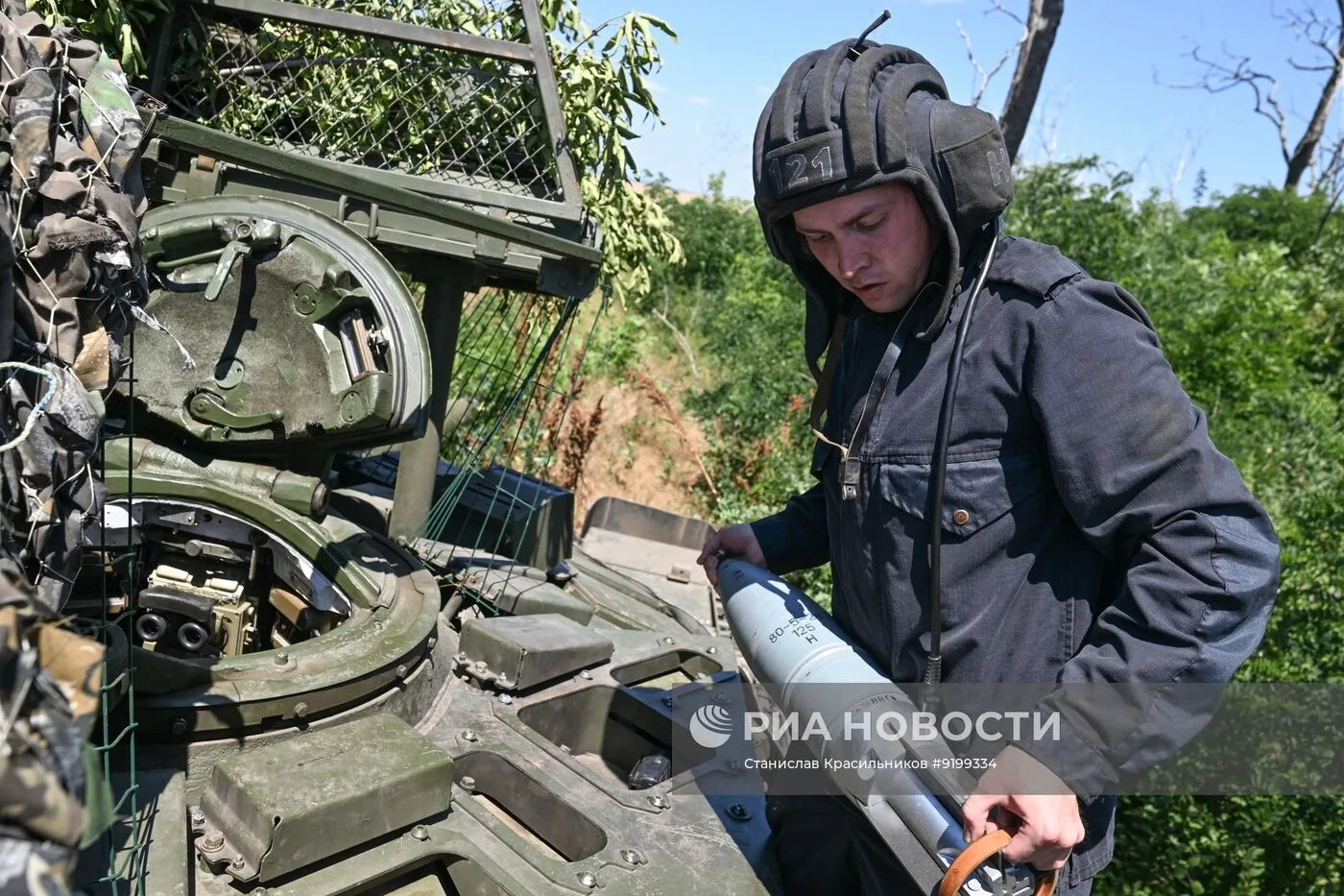 Боевая работа танка T-72Б3A (Объект 184-5) с КАЗ Арена-М группировки войск "Центр" с закрытой огневой позиции на Днепропетровском направлении, июль 2026 года