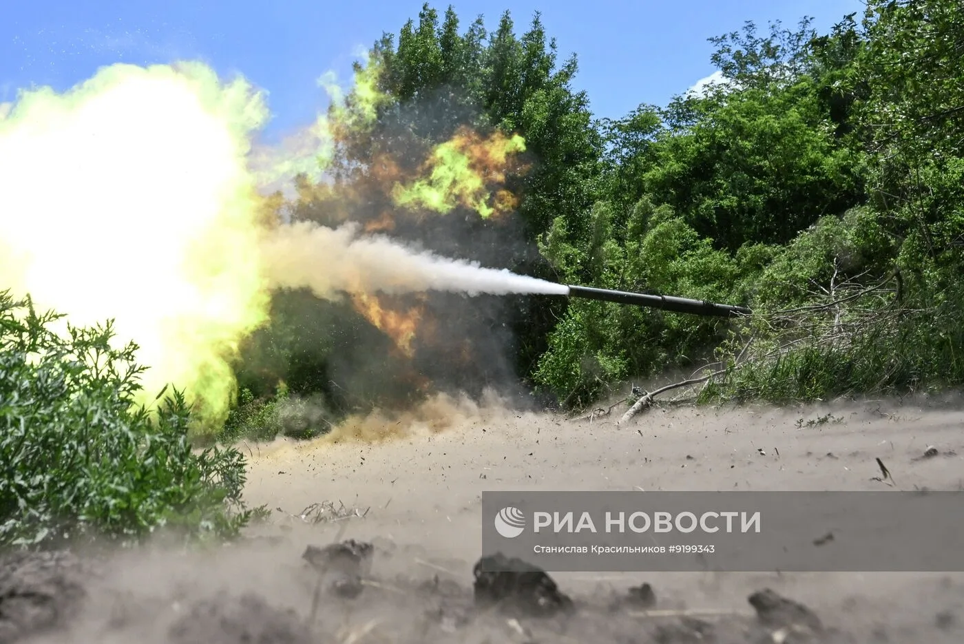 Боевая работа танка T-72Б3A (Объект 184-5) с КАЗ Арена-М группировки войск "Центр" с закрытой огневой позиции на Днепропетровском направлении, июль 2026 года