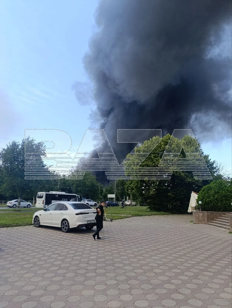 Мощный пожар вспыхнул на складе лакокрасочных материалов в Ставрополе - огромный столб дыма поднялся в воздух на несколько сотен метров