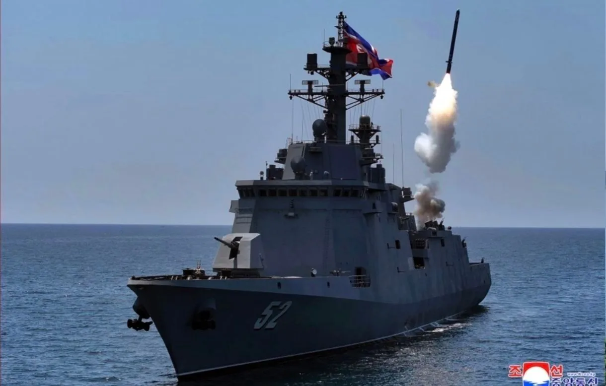 Новейший северокорейский эсминец «Кан Гон» впервые запустил стратегическую ракету «Хвасаль» в рамках испытаний