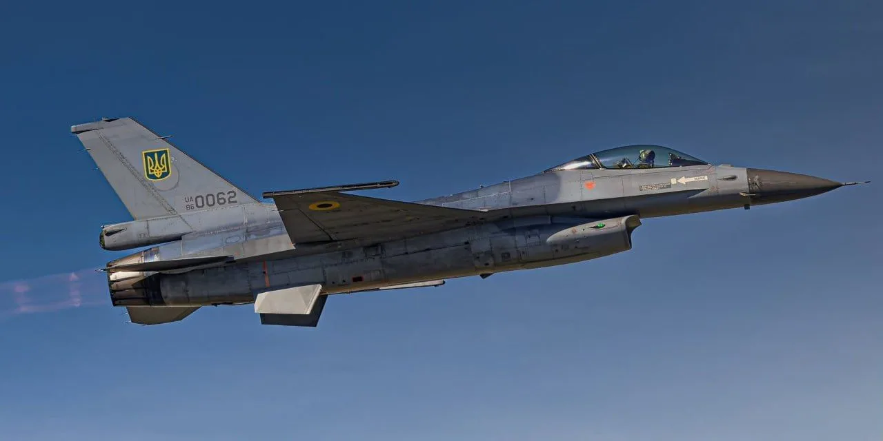 Полученный от Нидерландов истребитель F-16A Block 20 MLU Воздушных сил Украины с украинским регистрационным номером UA 86-0062 в объективе бельгийского авиаспоттера