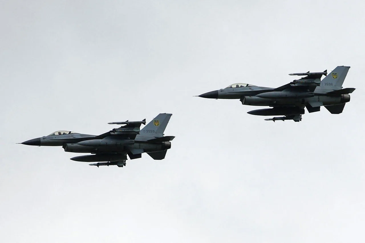 Два полученных от Дании истребителя F-16A Block 20 MLU ВС Украины с украинскими регистрационными номерами UA 80-3596 и UA 80-3599 во время празднования Дня Воздушных сил Украины 4 августа 2024 года