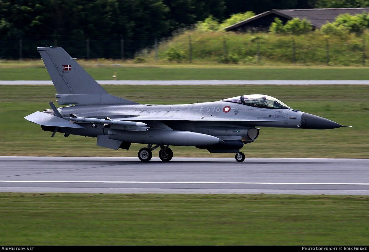 Два полученных от Дании истребителя F-16A Block 20 MLU ВС Украины с украинскими регистрационными номерами UA 80-3596 и UA 80-3599 во время празднования Дня Воздушных сил Украины 4 августа 2024 года