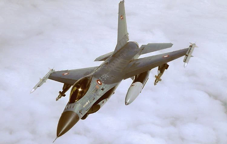 Два полученных от Дании истребителя F-16A Block 20 MLU ВС Украины с украинскими регистрационными номерами UA 80-3596 и UA 80-3599 во время празднования Дня Воздушных сил Украины 4 августа 2024 года