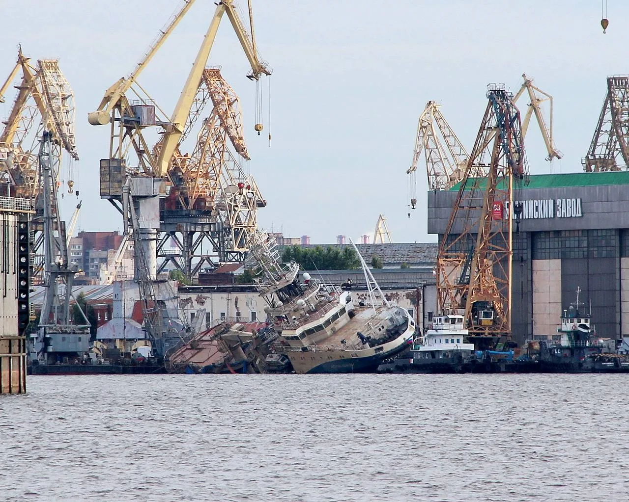 Продолжается «эпопея» по подьему буксира 23470 «Капитан Ушаков» на Балтийском заводе