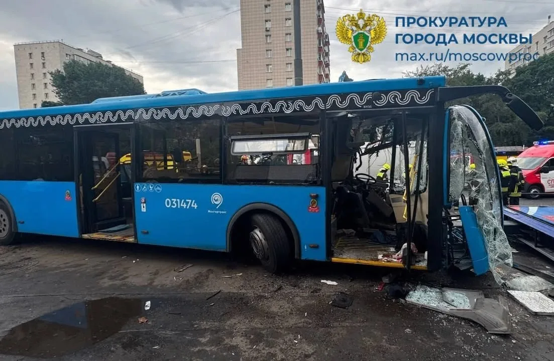 Жуткая авария с автобусом в Москве — 11 человек увезли в различные больницы. ДТП произошло утром на Нижегородской улице