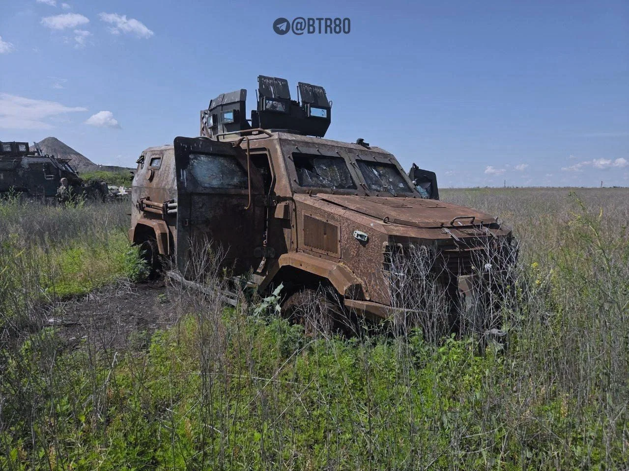 Обгоревшие остовы MaxxPro, Kozak, M113 и YPR-765 на пути бойцов Центра