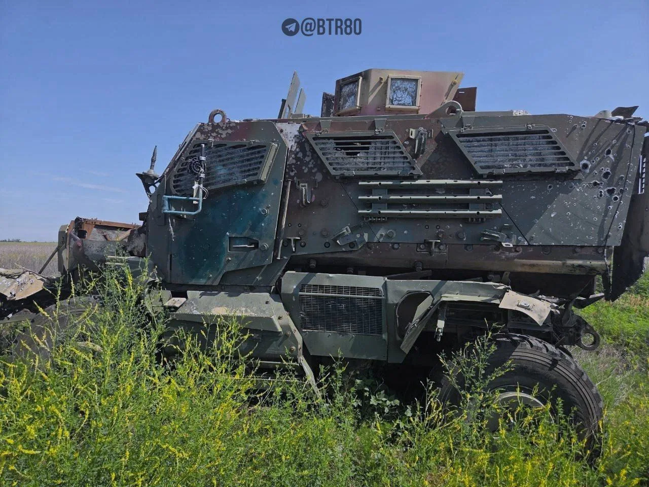 Обгоревшие остовы MaxxPro, Kozak, M113 и YPR-765 на пути бойцов Центра