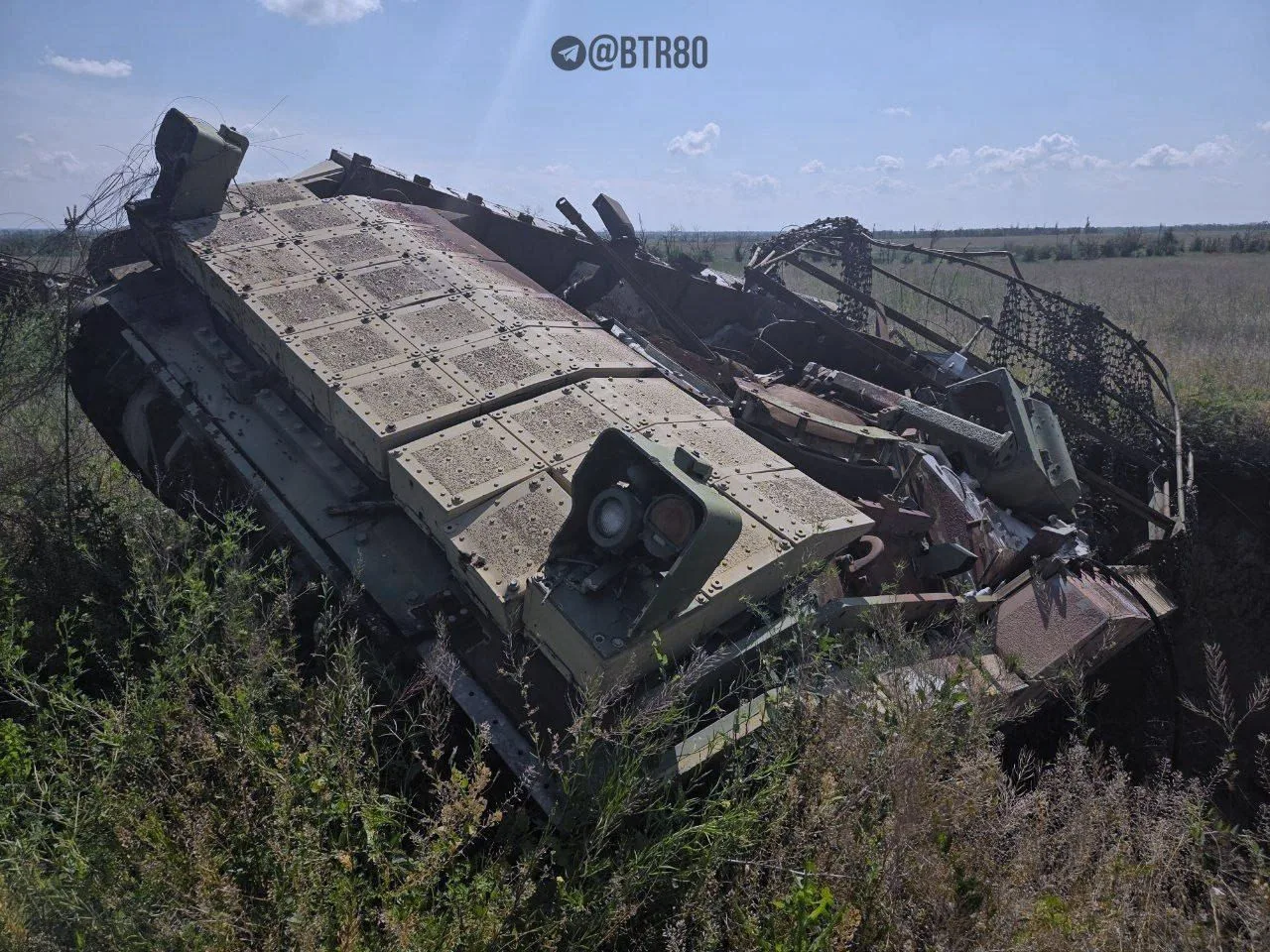 Обгоревшие остовы MaxxPro, Kozak, M113 и YPR-765 на пути бойцов Центра