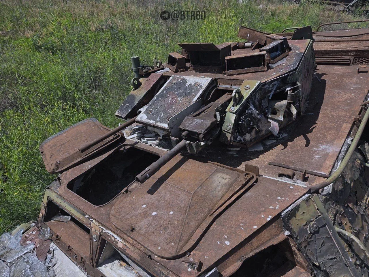Обгоревшие остовы MaxxPro, Kozak, M113 и YPR-765 на пути бойцов Центра