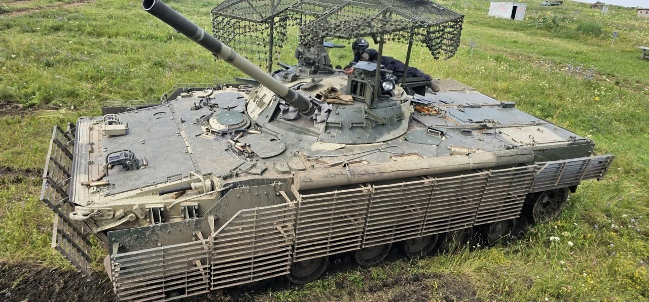 Модернизированная БМП-3 обр. 2026 года обзавелась дополнительными бронеплитами на люках экипажа, верхней лобовой детали и корме