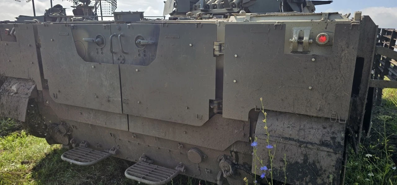Модернизированная БМП-3 обр. 2026 года обзавелась дополнительными бронеплитами на люках экипажа, верхней лобовой детали и корме
