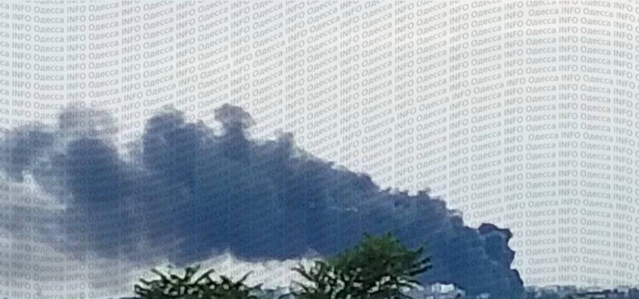 В Одессе снова горят тягачи с прицепами после прилёта дрона