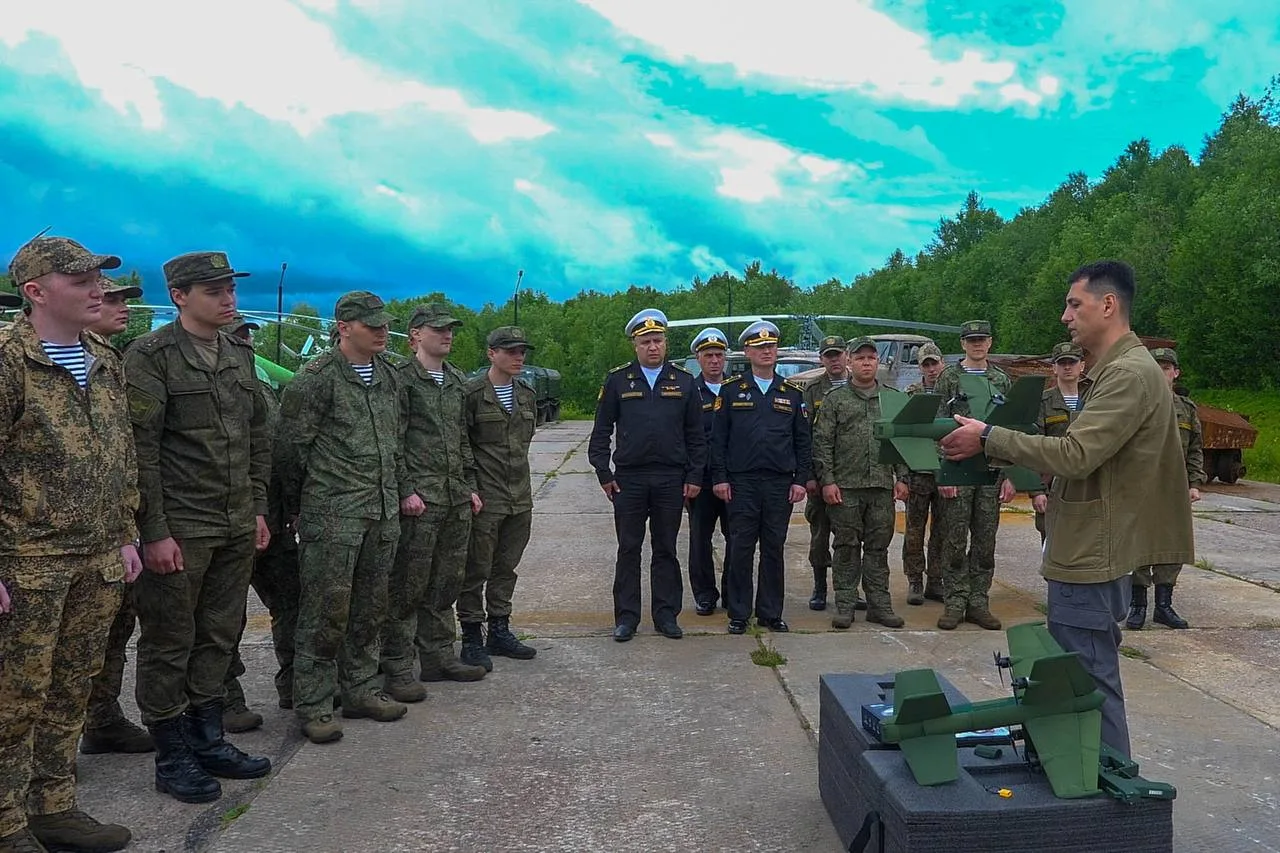 Военнослужащие подразделений беспилотных систем Северного флота прошли обучение по применению кинетического дрона-перехватчика «Ёлка»