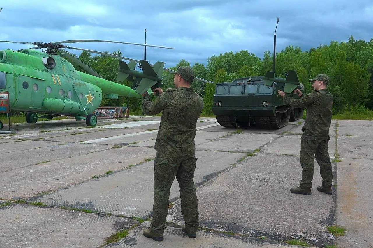 Военнослужащие подразделений беспилотных систем Северного флота прошли обучение по применению кинетического дрона-перехватчика «Ёлка»