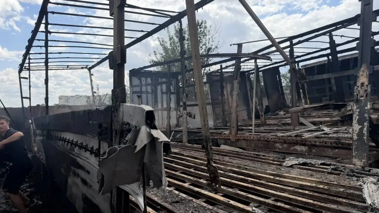 Последствия удара дрона-камикадзе ВСУ по стоянке грузовиков в Луганске