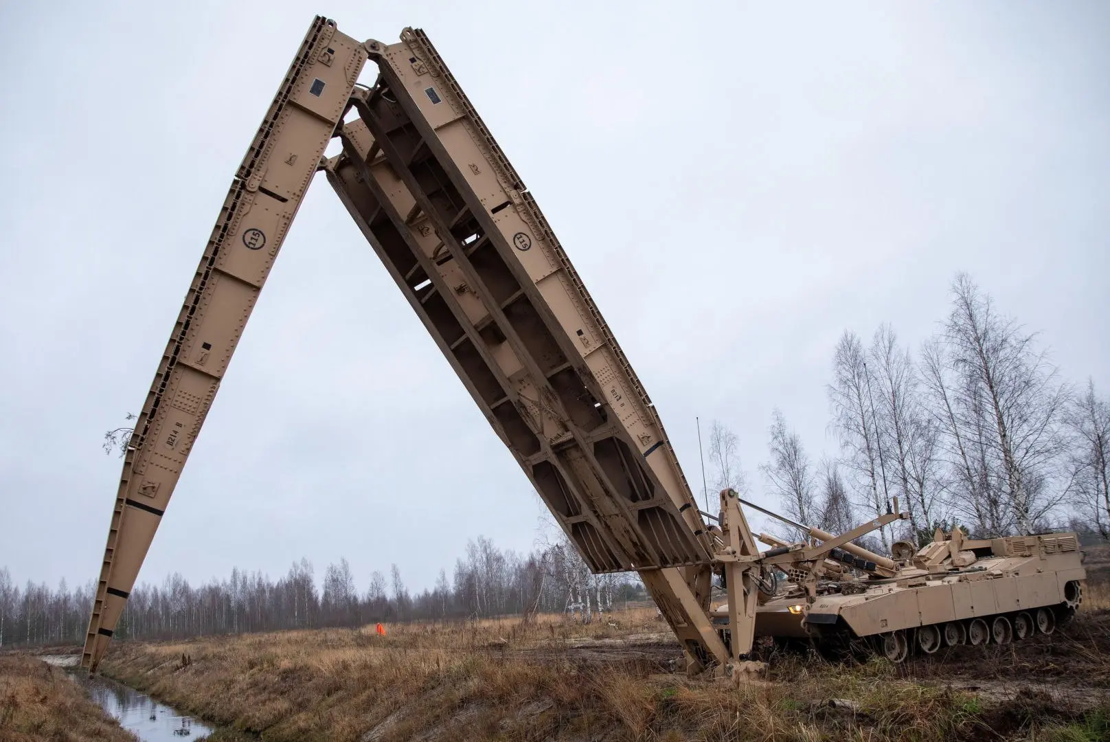 Польша получила первые американские мостоукладчики M1110 JAB