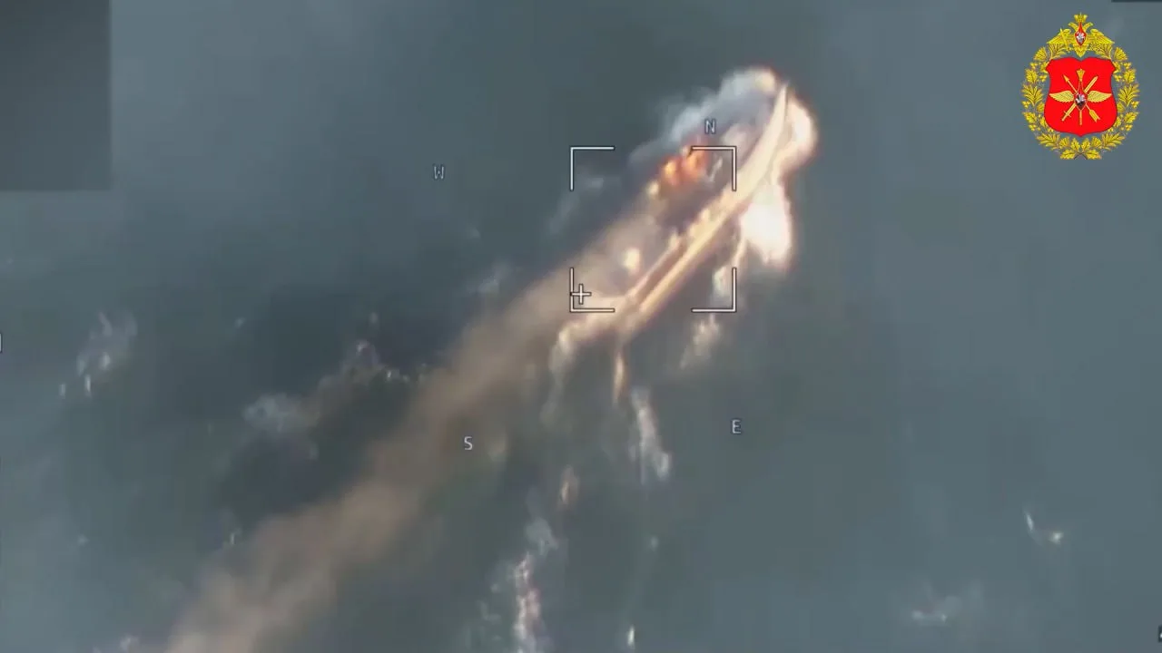 Процесс уничтожения украинских БЭК Sargan-3000 в акватории Черного моря ударами "Ланцетов" и стрелковым огнем