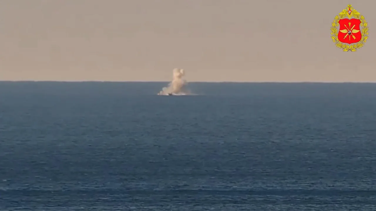 Процесс уничтожения украинских БЭК Sargan-3000 в акватории Черного моря ударами "Ланцетов" и стрелковым огнем