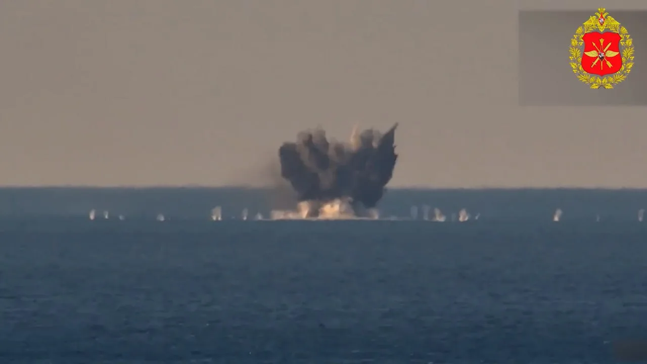 Процесс уничтожения украинских БЭК Sargan-3000 в акватории Черного моря ударами "Ланцетов" и стрелковым огнем