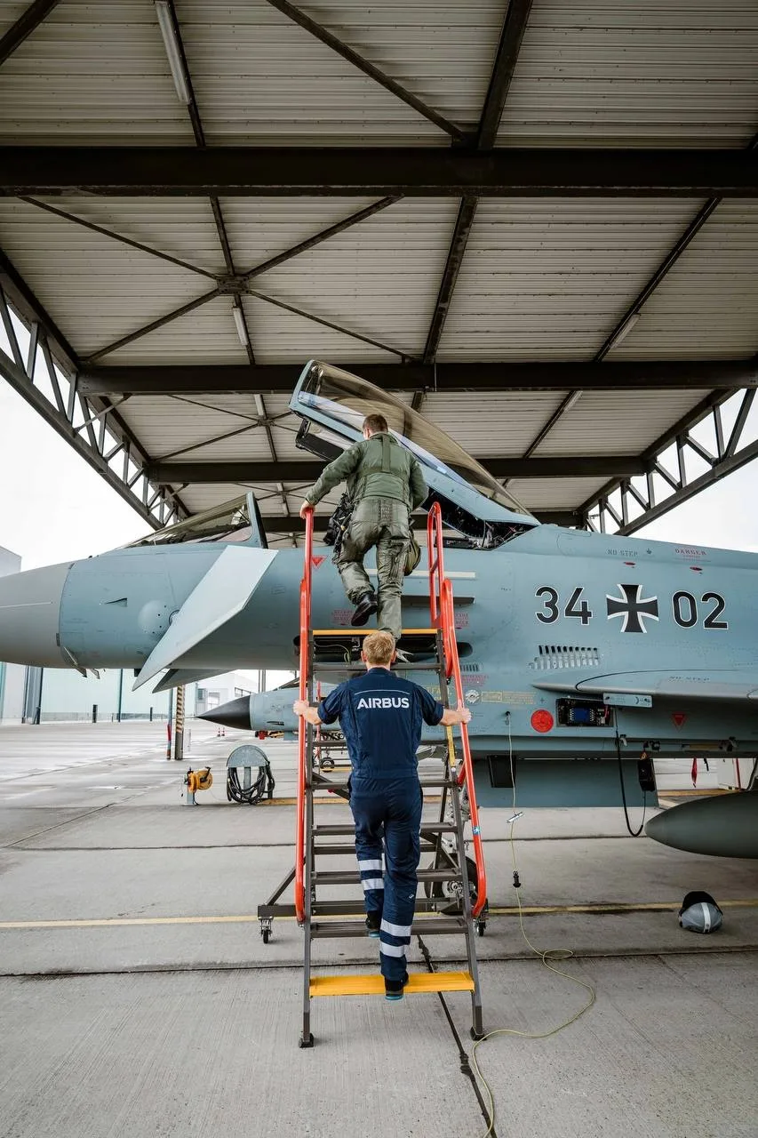 Компания Airbus Defense & Space рапортует, что первый новый истребитель Eurofighter Typhoon Tranche 4 (б.н 34+02) по программе Quadriga для ВВС Германии, совершил свой первый испытательный полет на предприятии Airbus в Манчинге (Германия)