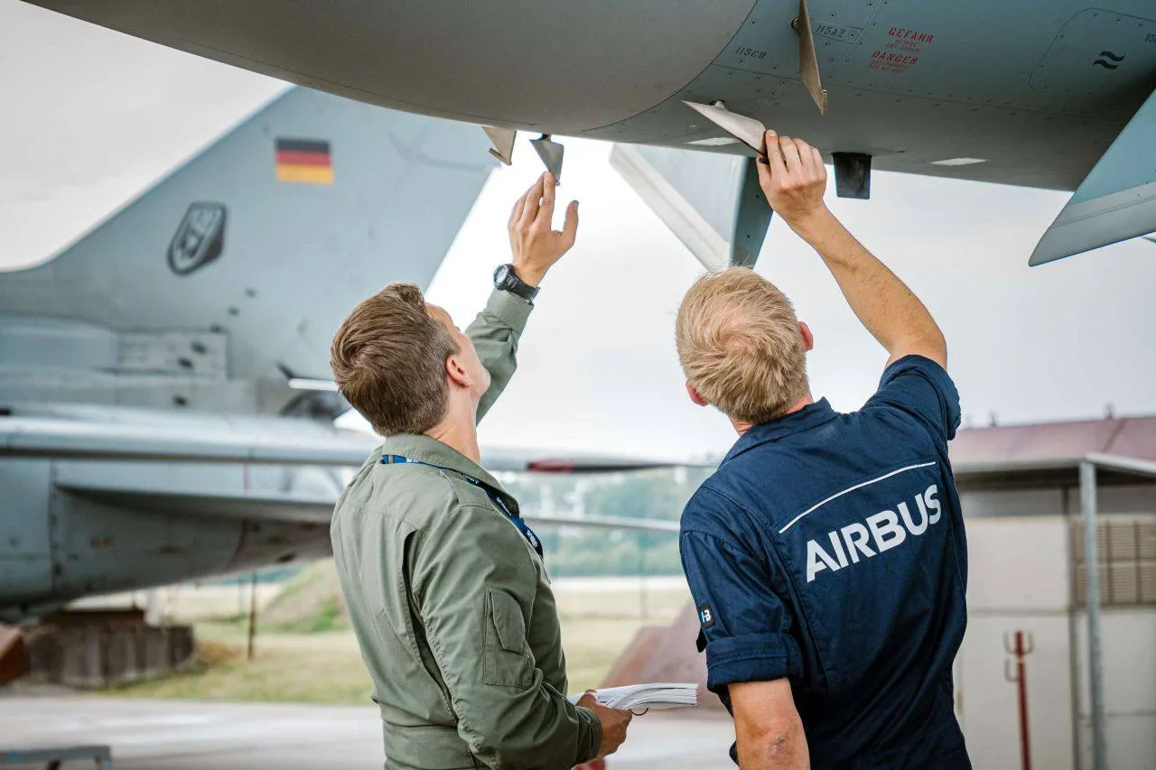 Компания Airbus Defense & Space рапортует, что первый новый истребитель Eurofighter Typhoon Tranche 4 (б.н 34+02) по программе Quadriga для ВВС Германии, совершил свой первый испытательный полет на предприятии Airbus в Манчинге (Германия)