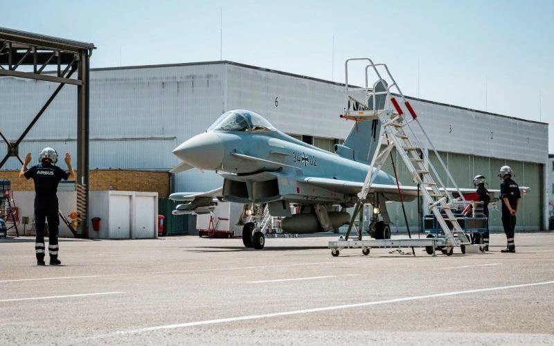 Компания Airbus Defense & Space рапортует, что первый новый истребитель Eurofighter Typhoon Tranche 4 (б.н 34+02) по программе Quadriga для ВВС Германии, совершил свой первый испытательный полет на предприятии Airbus в Манчинге (Германия)