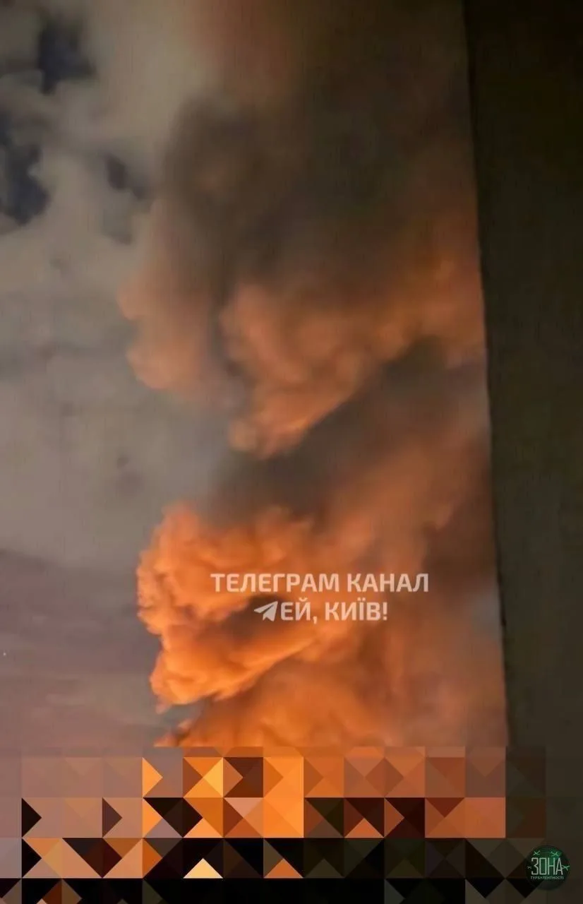 Киев затянут дымом — до утра там бушевали мощные пожары. Ночью сообщалось, в частности, о прилете по левому берегу