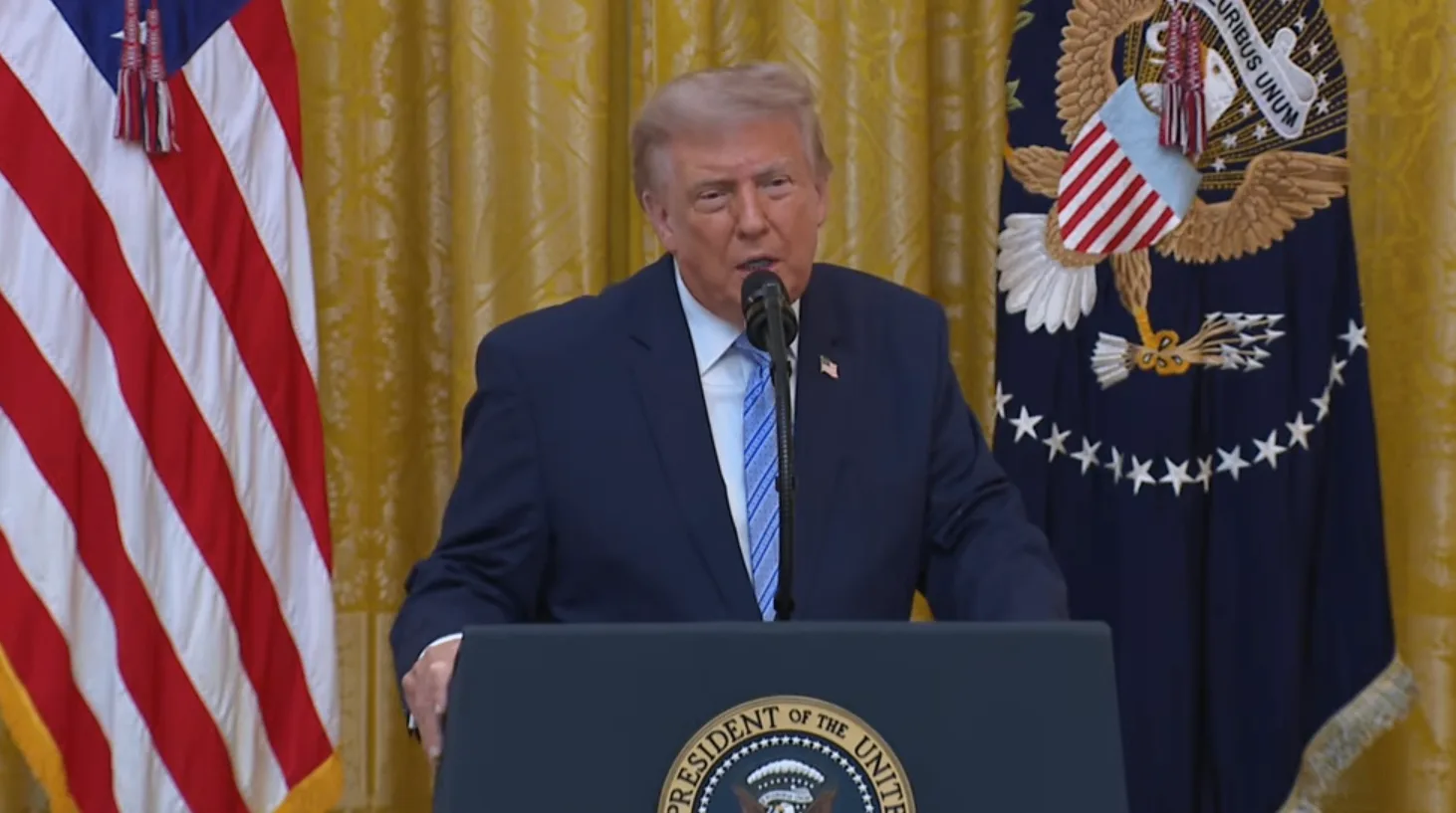 Трамп распорядился немедленно рассекретить разведданные, раскрывающие "шокирующие уязвимости" в избирательной инфраструктуре США. Об этом он заявил во время обращения к нации
