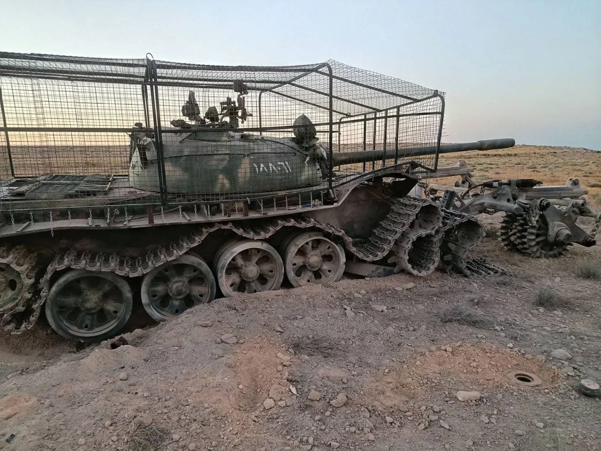 Сирийский Т-55 с антидроновой клеткой и противоминным тралом, подорвавшийся в процессе разминирования полей возле города Кара (у дороги между Дамаском и Хомсом)