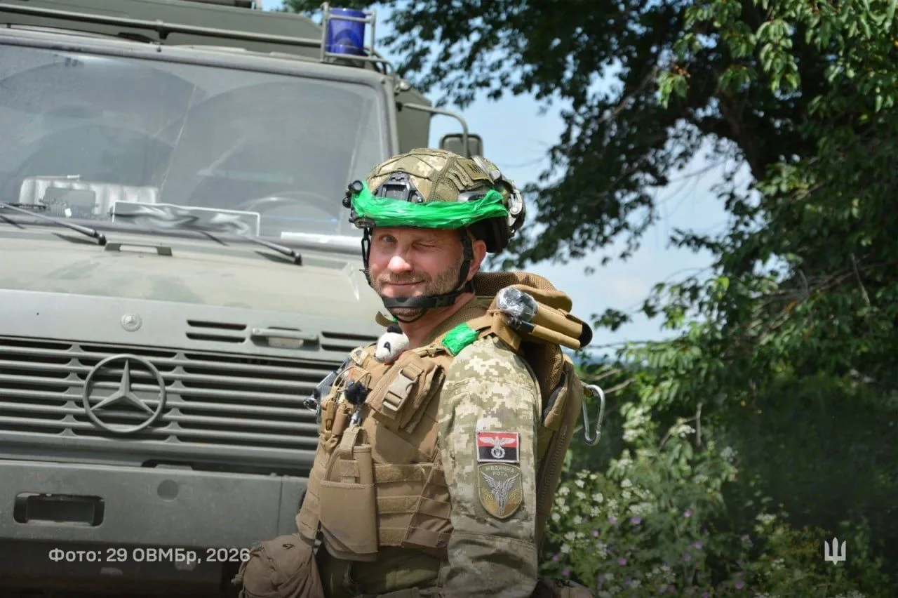 На кадрах - один из 49 санитарных автомобилей Mercedes-Benz Unimog, переданных из запасов Бундесвера, на вооружении 29-й тяжелой механизированной бригадой ВСУ, июнь 2026 года
