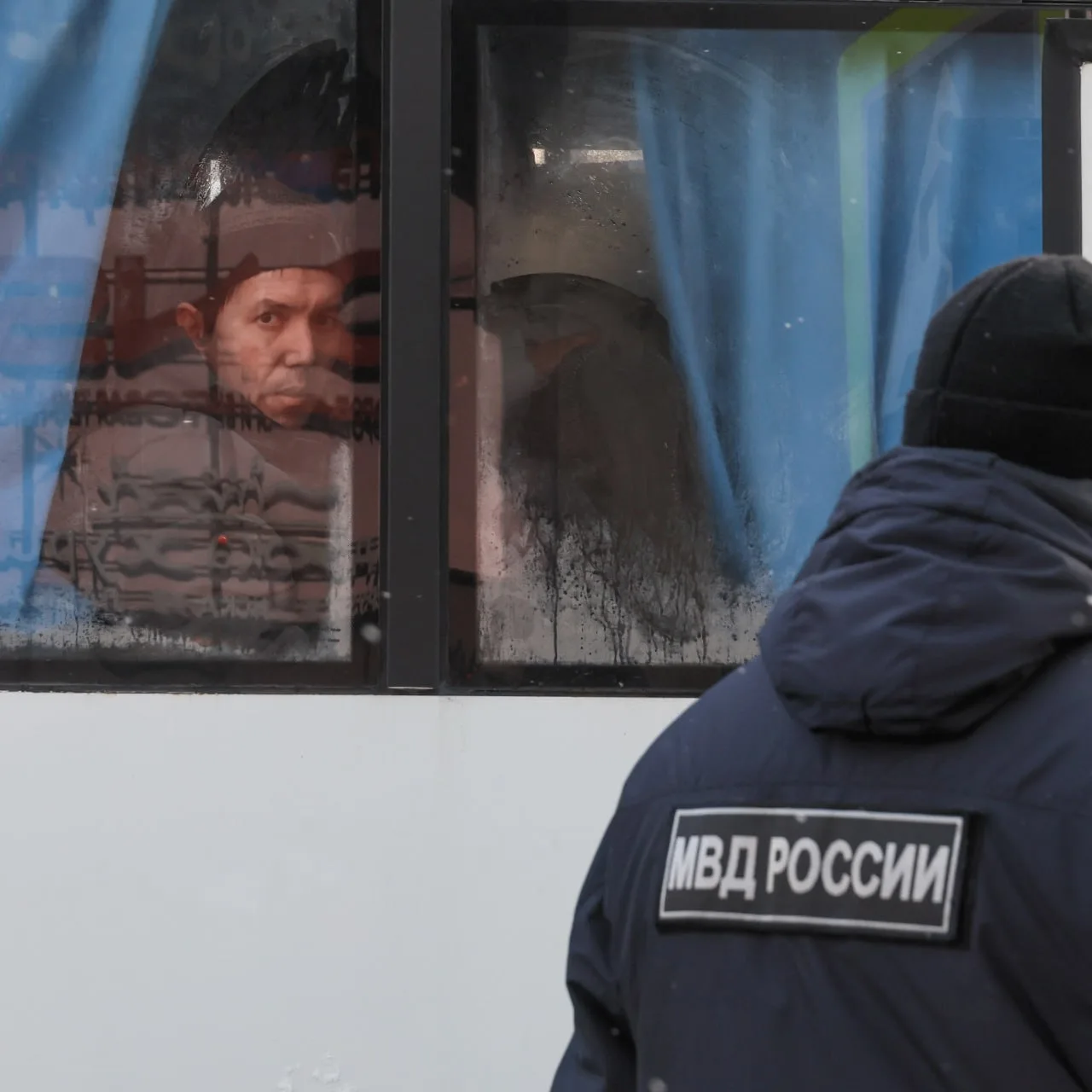 В России расширили перечень административных нарушений, за которые иностранцев будут выдворять из страны. Законопроект приняла Госдума