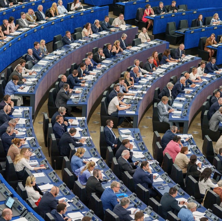 Все санкции против России косвенно били по ЕС, теперь остались только, что бьют по странам прямо, отметил Песков
