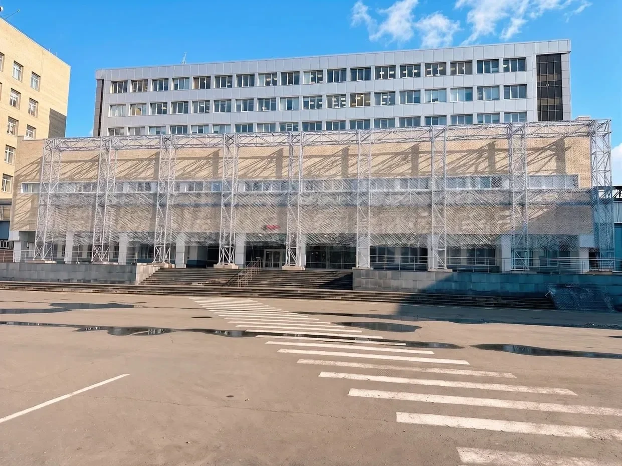 Примеры различных уже готовых решений в сфере защитных конструкций от прилетов дронов, производимых компанией FENSYS на основе металлических ферм и укрывающего поверх полотна из композитных или СВМПЭ-сетей