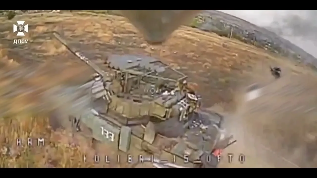 Момент попадания FPV-дрона ВСУ в Т-72Б3А с КАЗ "Арена-М", снятые другим украинским дроном