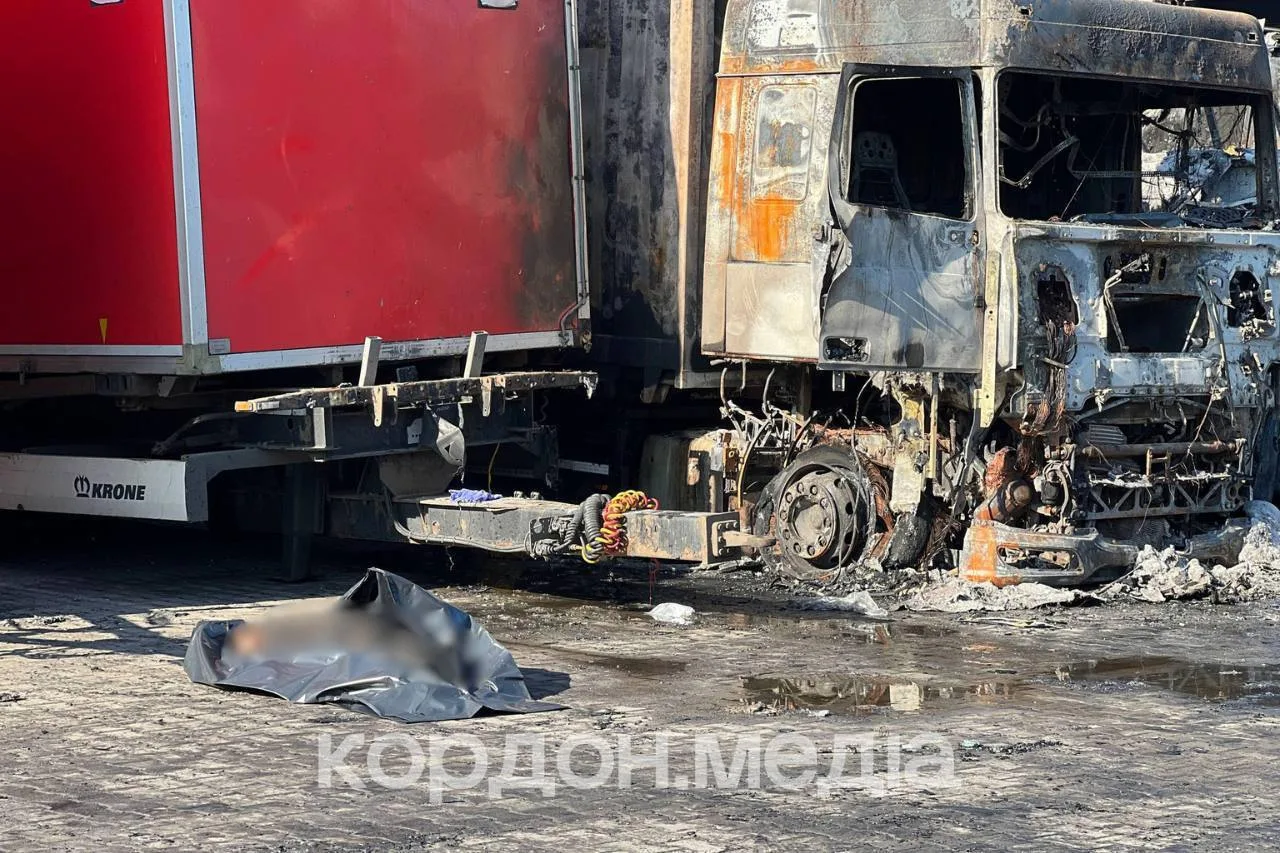 Очередные склады «Новой Почты» сгорели до тла вместе со стоящей рядом грузовой техникой