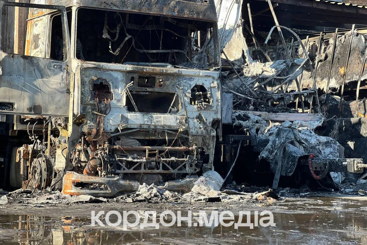 Очередные склады «Новой Почты» сгорели до тла вместе со стоящей рядом грузовой техникой