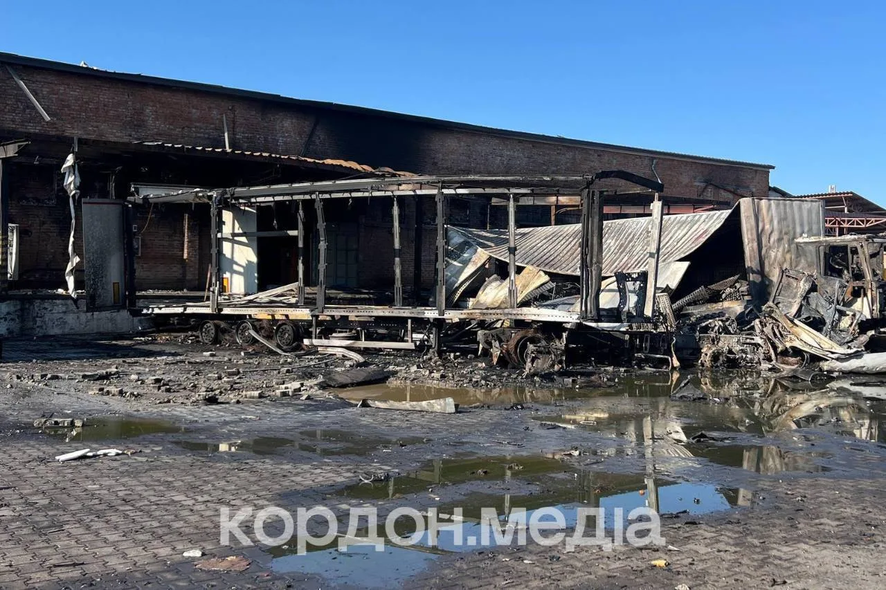 Очередные склады «Новой Почты» сгорели до тла вместе со стоящей рядом грузовой техникой