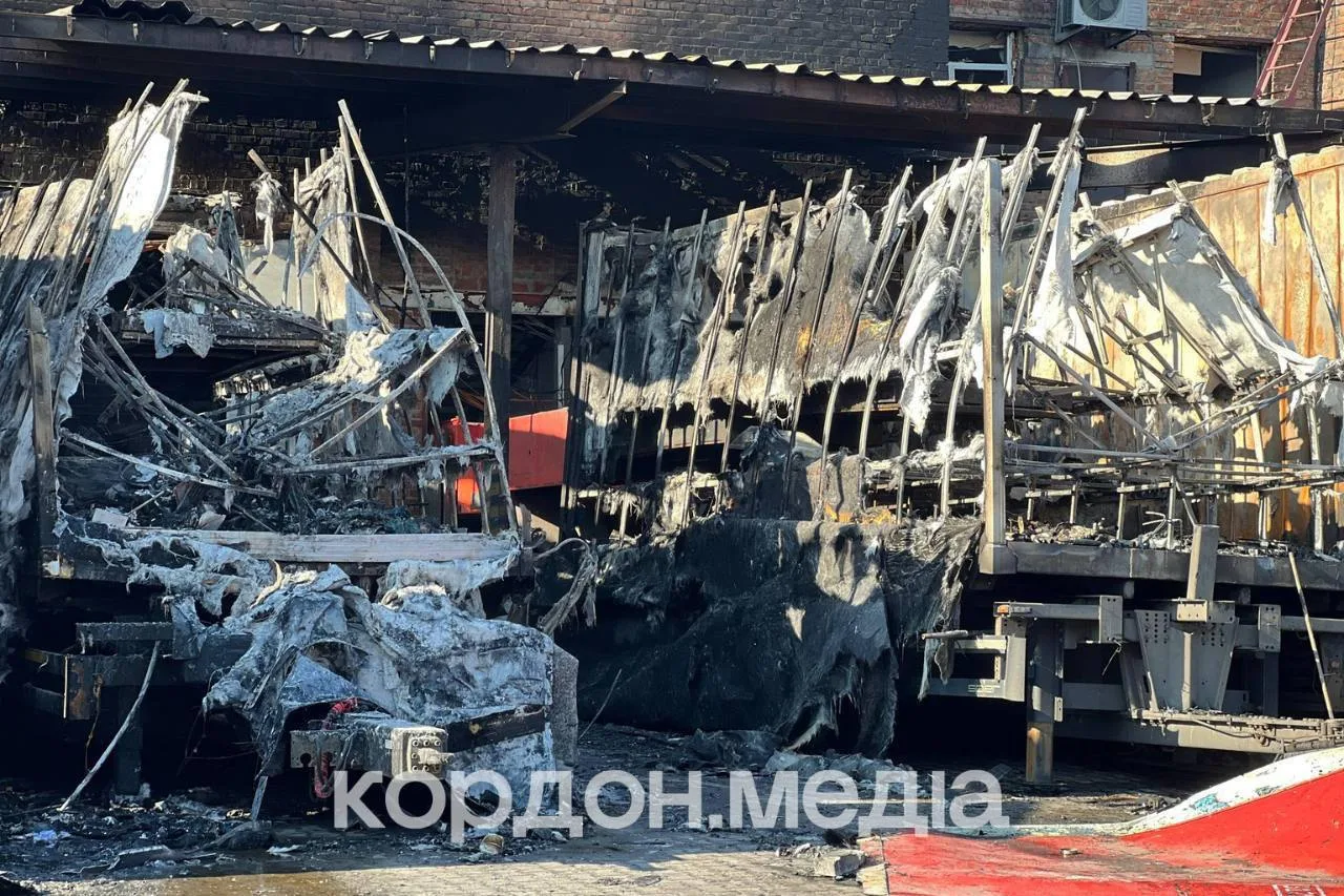 Очередные склады «Новой Почты» сгорели до тла вместе со стоящей рядом грузовой техникой