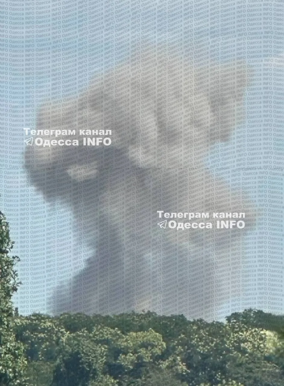 Одесса. Столб дыма после ракетного удара