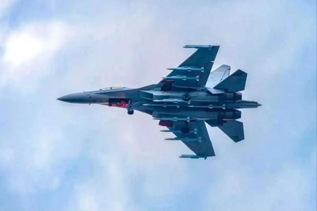 Недавно опубликованные фотографии китайского истребителя J-16 демонстрируют его в одной из самых мощных конфигураций вооружения